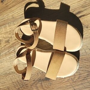 Old Navy Sandals, Size 1, Tan & Cream